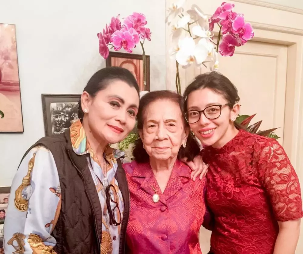 gaya kondangan cucu cendana © instagram