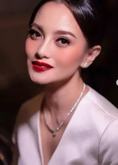 Potret seleb dengan hasil makeup Marlene Hariman © Instagram/@marlenehariman