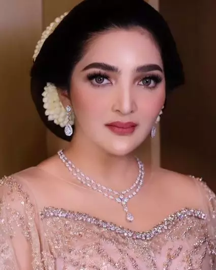 Potret seleb dengan hasil makeup Marlene Hariman © Instagram/@marlenehariman