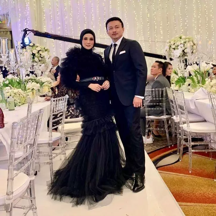 beda gaya Maia dan Mulan kondangan © 2021 brilio.net beda gaya Maia dan Mulan kondangan © 2021 brilio.net