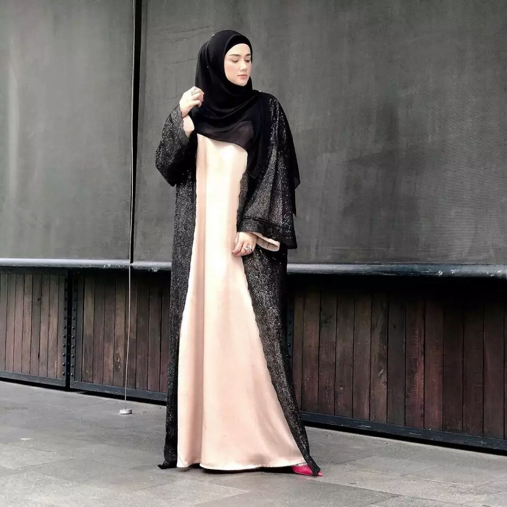 beda gaya Maia dan Mulan kondangan © 2021 brilio.net beda gaya Maia dan Mulan kondangan © 2021 brilio.net