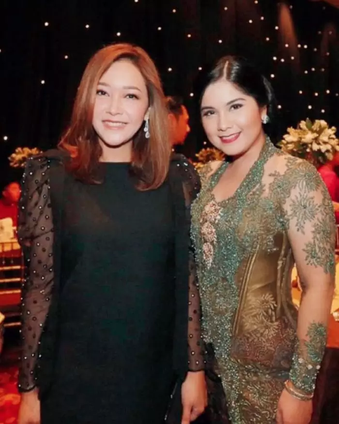 beda gaya Maia dan Mulan kondangan © 2021 brilio.net beda gaya Maia dan Mulan kondangan © 2021 brilio.net