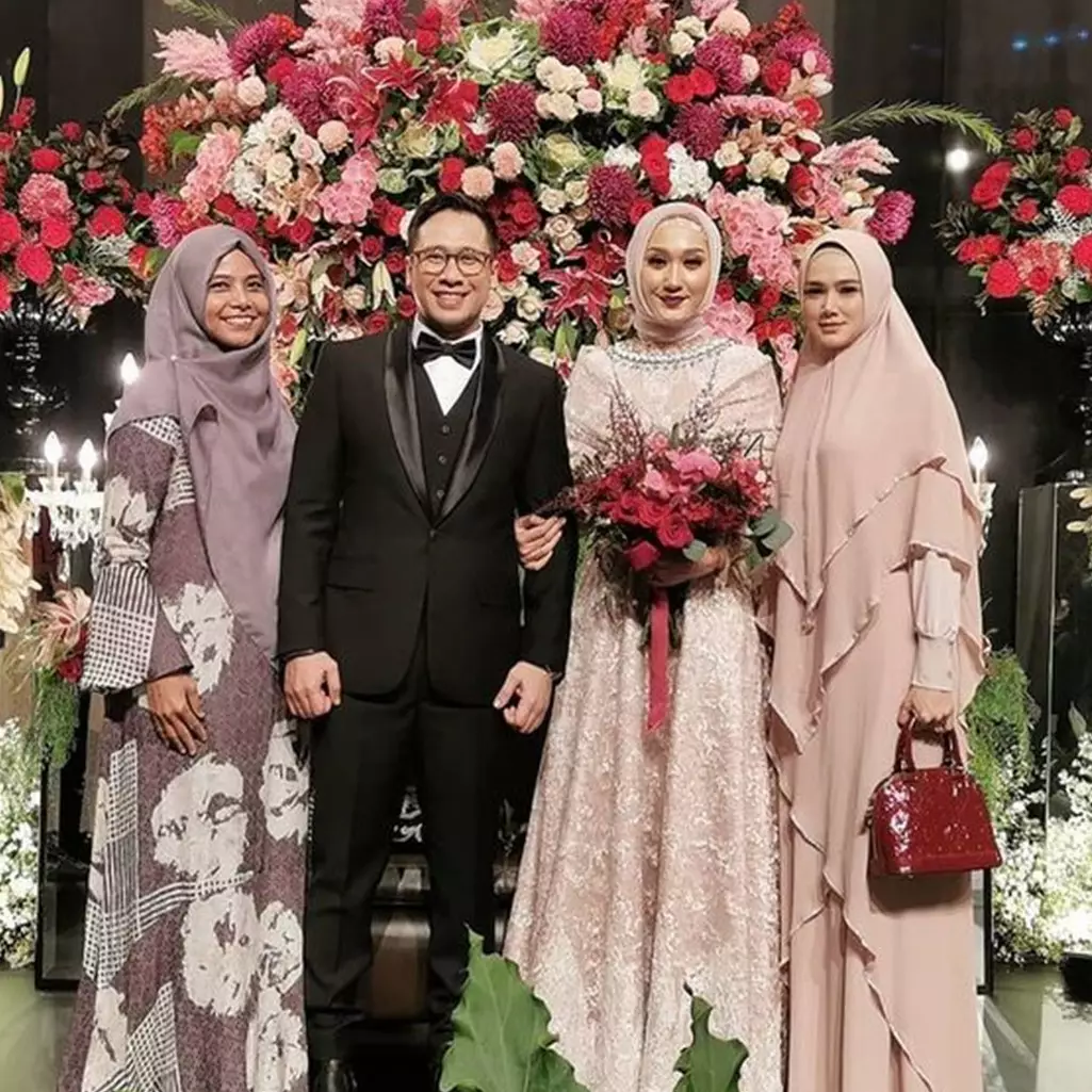 10 Beda gaya Maia Estianty dan Mulan Jameela saat kondangan, memesona