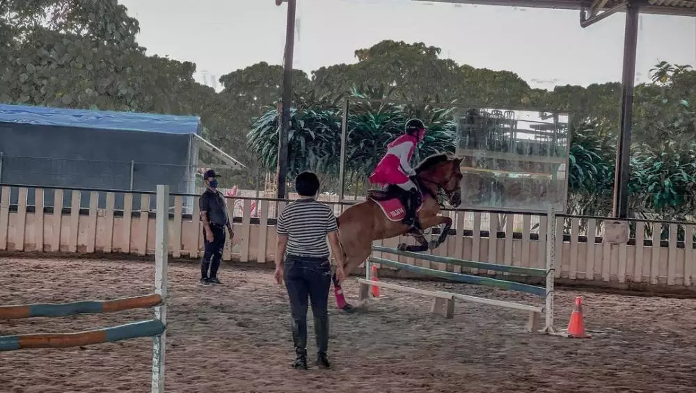 momen ria ricis saat berkuda © instagram