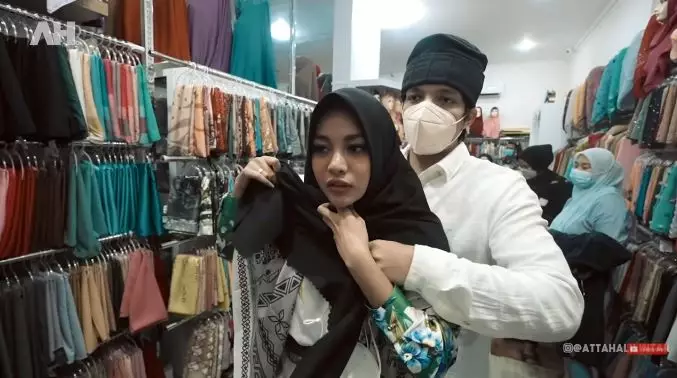 Atta & Aurel Hermansyah tarawih pertama © 2021 brilio.net Atta & Aurel Hermansyah tarawih pertama © 2021 brilio.net