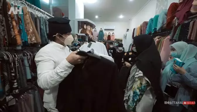 Atta & Aurel Hermansyah tarawih pertama © 2021 brilio.net Atta & Aurel Hermansyah tarawih pertama © 2021 brilio.net