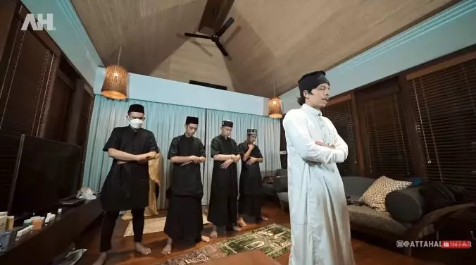 Atta & Aurel Hermansyah tarawih pertama © 2021 brilio.net Atta & Aurel Hermansyah tarawih pertama © 2021 brilio.net