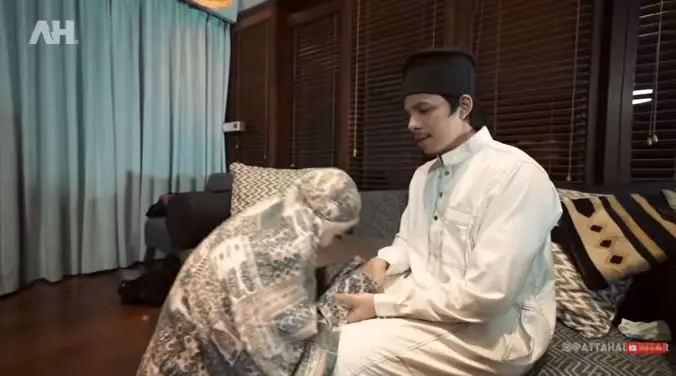 Atta & Aurel Hermansyah tarawih pertama © 2021 brilio.net Atta & Aurel Hermansyah tarawih pertama © 2021 brilio.net