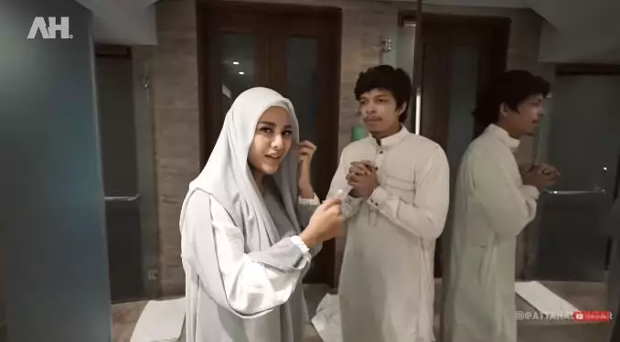 Atta & Aurel Hermansyah tarawih pertama © 2021 brilio.net Atta & Aurel Hermansyah tarawih pertama © 2021 brilio.net