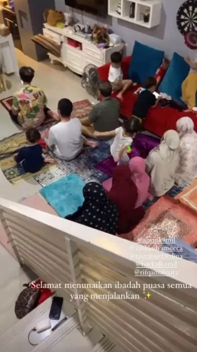 seleb tarawih pertama © 2021 brilio.net seleb tarawih pertama © 2021 brilio.net