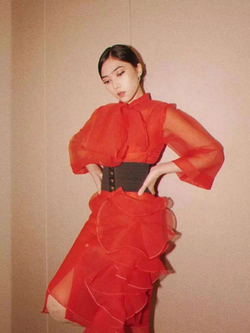 isyana pemotretan dengan gaya retro Instagram isyana pemotretan dengan gaya retro Instagram