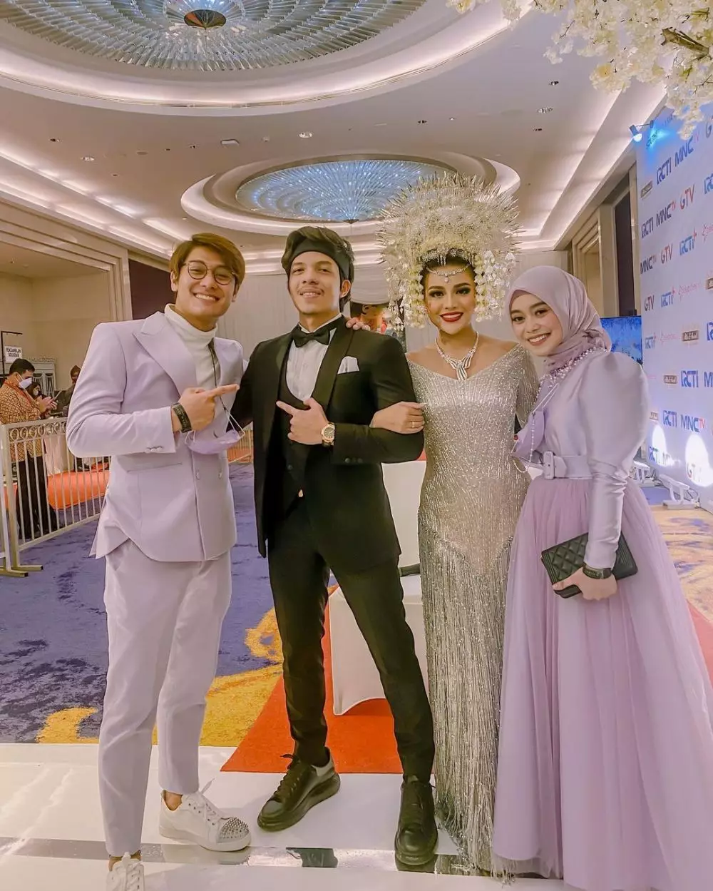 beda gaya kondangan sibad dan lesty © Instagram