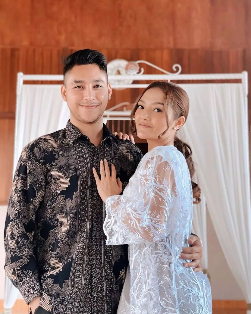 beda gaya kondangan sibad dan lesty © Instagram