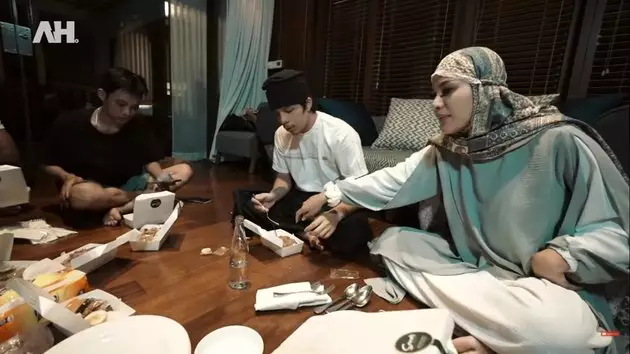 momen sahur pertama atta aurel Berbagai sumber