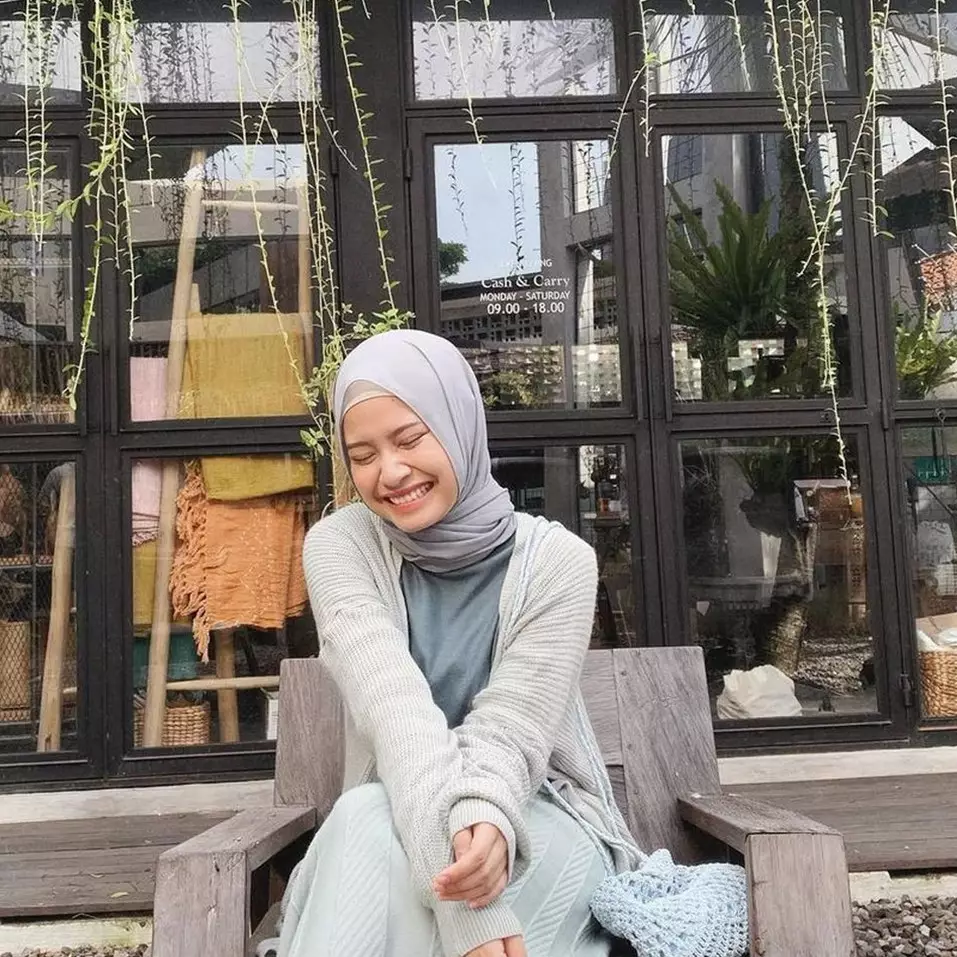 8 Potret Hanggini 'Ustad Milenial' kenakan hijab, pesonanya manglingi