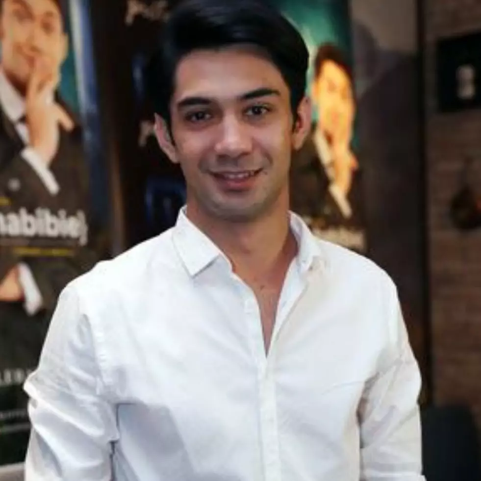 Kisah haru 8 seleb Indonesia yang mualaf, terbaru Reza Rahadian