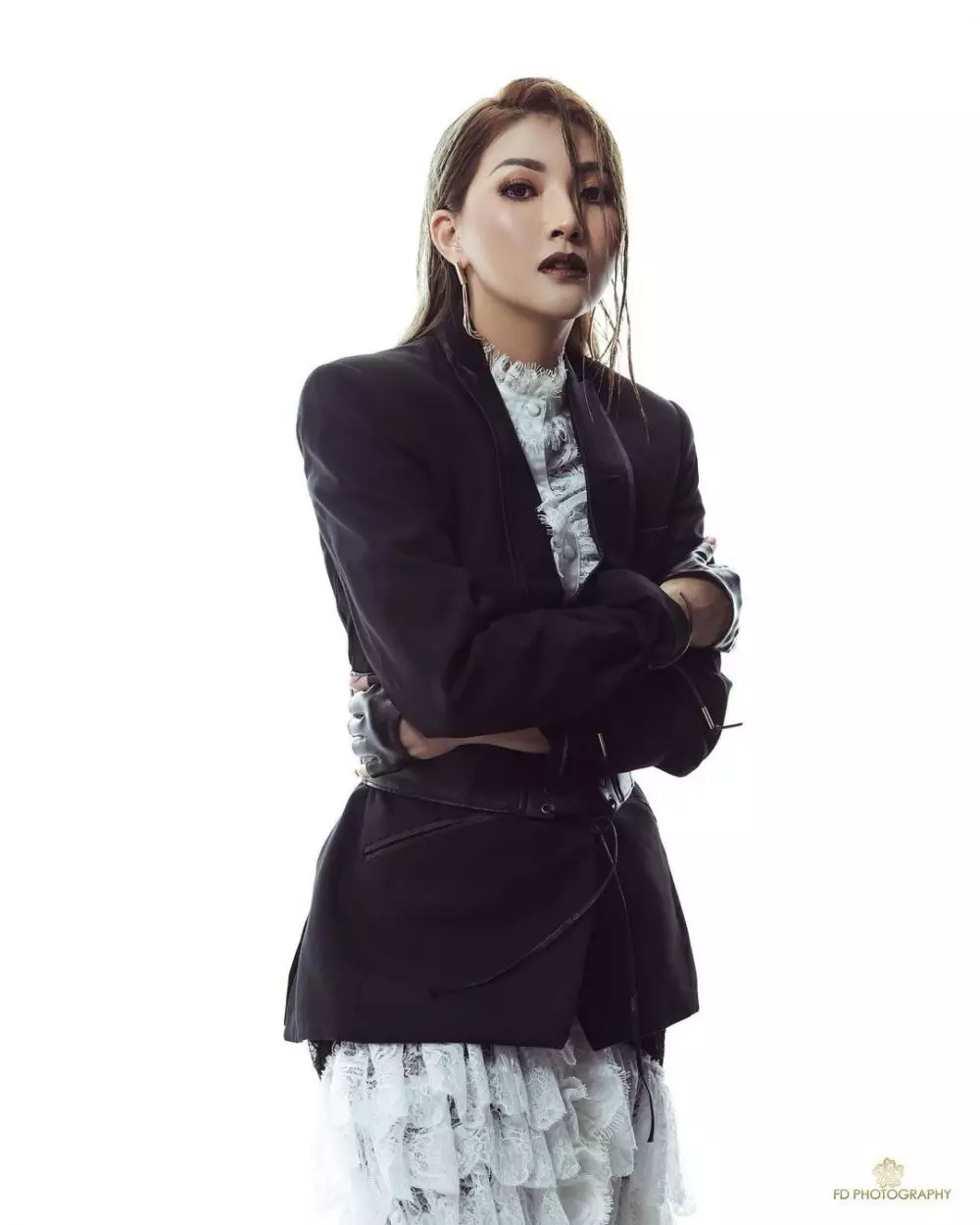 Pemotretan seleb dengan outfit hitam © Instagram