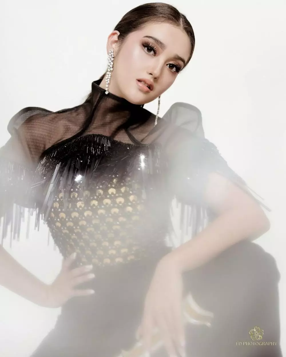 Pemotretan seleb dengan outfit hitam © Instagram