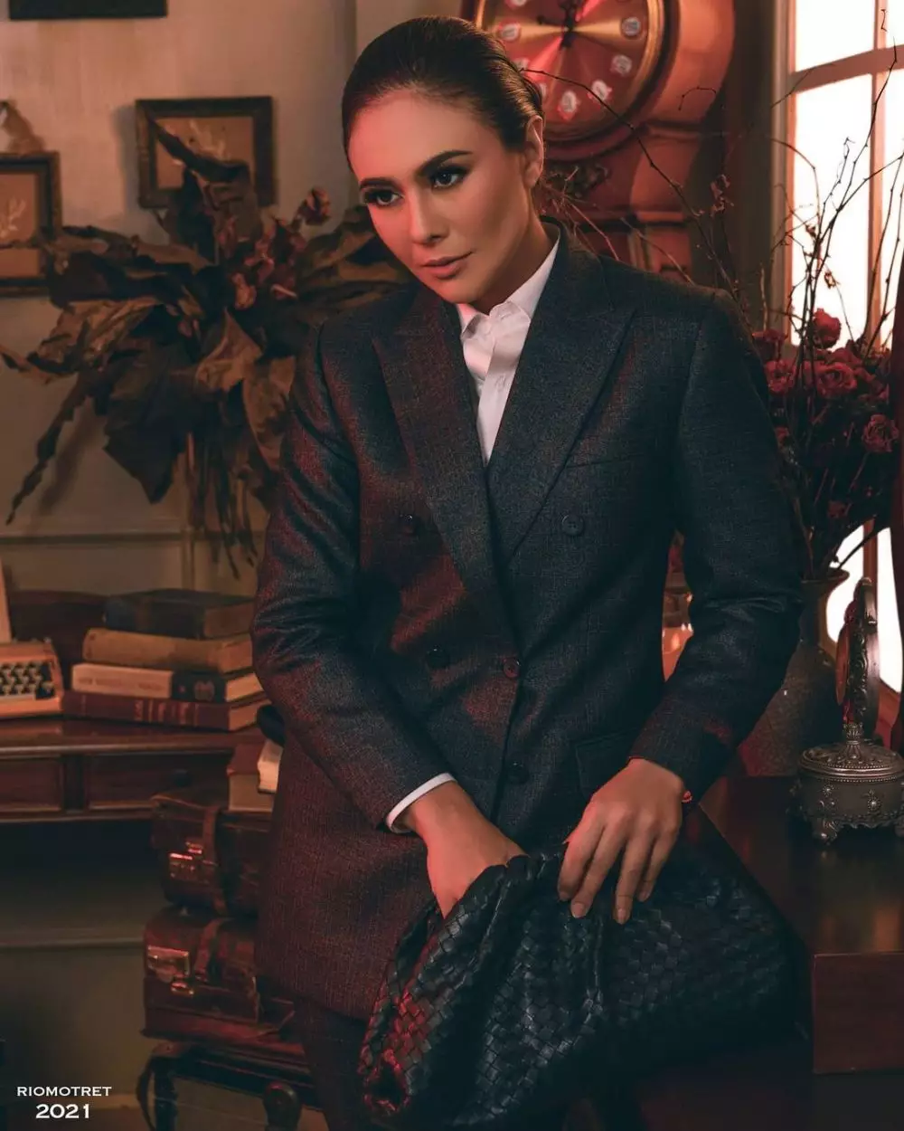 Pemotretan seleb dengan outfit hitam © Instagram