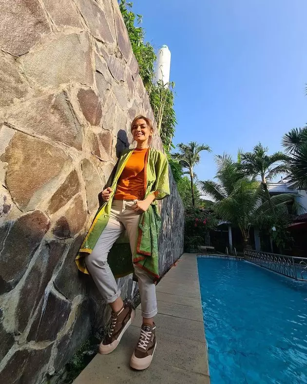 potret najwa shihab kenakan sneakers Instagram potret najwa shihab kenakan sneakers Instagram