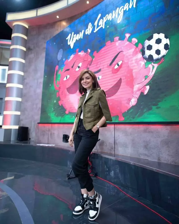 potret najwa shihab kenakan sneakers Instagram potret najwa shihab kenakan sneakers Instagram