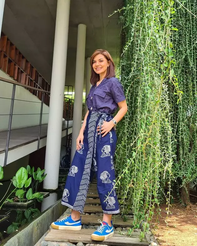 potret najwa shihab kenakan sneakers Instagram potret najwa shihab kenakan sneakers Instagram
