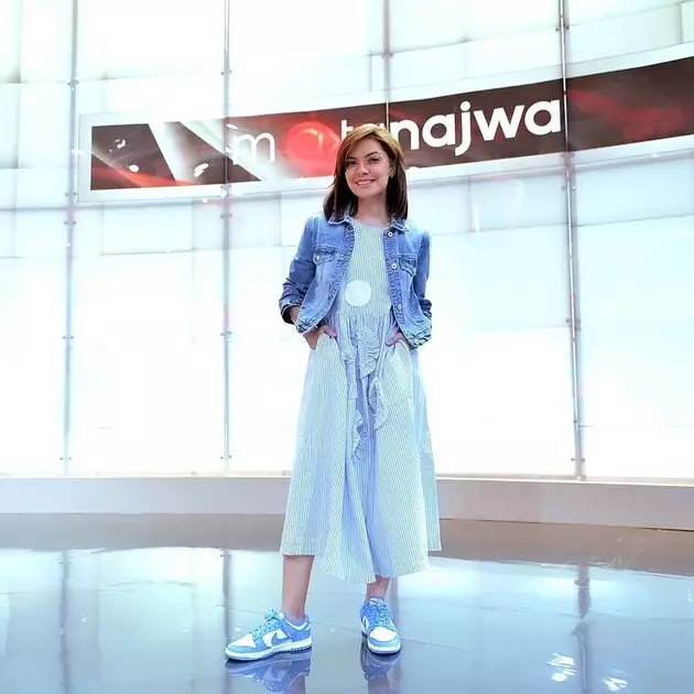 potret najwa shihab kenakan sneakers Instagram potret najwa shihab kenakan sneakers Instagram