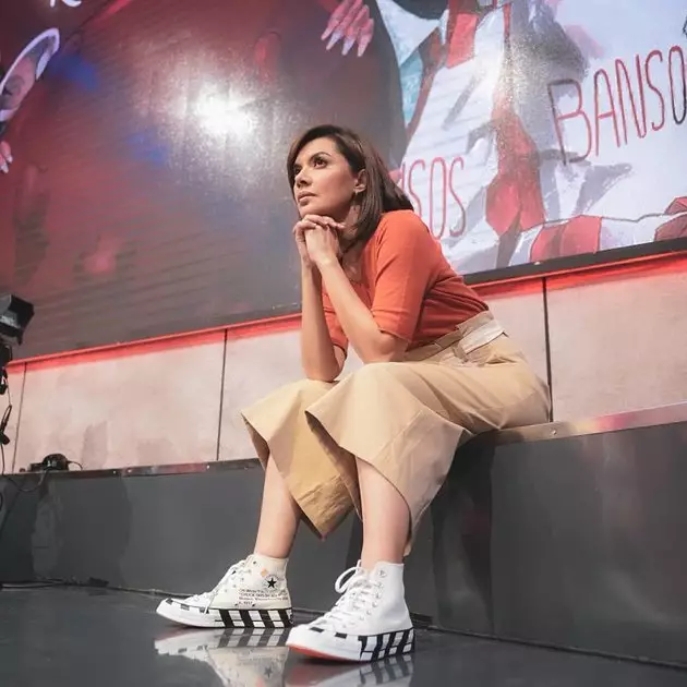 potret najwa shihab kenakan sneakers Instagram potret najwa shihab kenakan sneakers Instagram