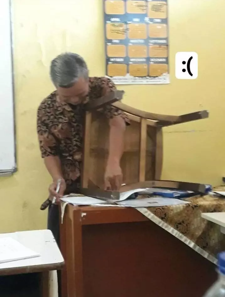 atribut guru saat mengajar © Berbagai Sumber