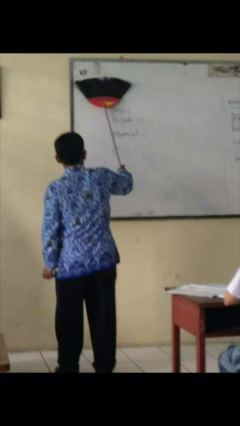 atribut guru saat mengajar © Berbagai Sumber