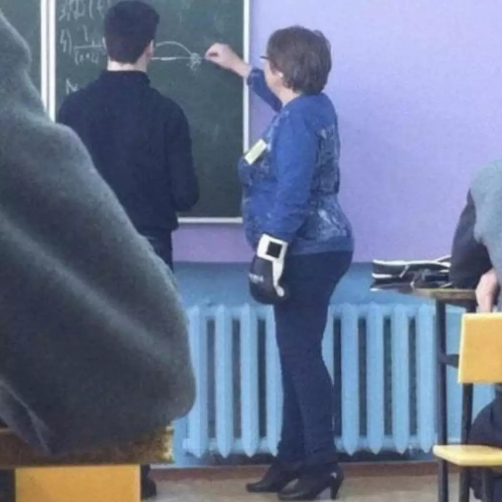 atribut guru saat mengajar © Berbagai Sumber