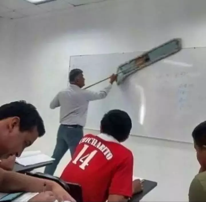 atribut guru saat mengajar © Berbagai Sumber