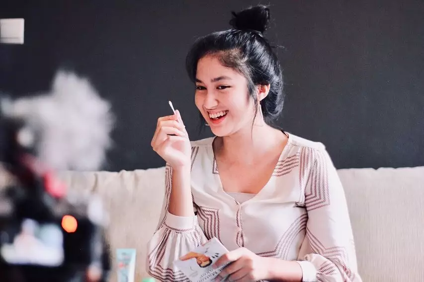 Pesona Ochi Rosdiana tanpa polesan makeup © 2021 brilio.net