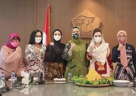 Potret Mulan Jameela dan teman anggota DPR © Instagram/@mulanjameela1