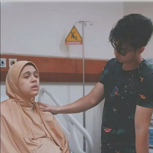 Kisah seleb menjelang persalinan dari berbagai sumber