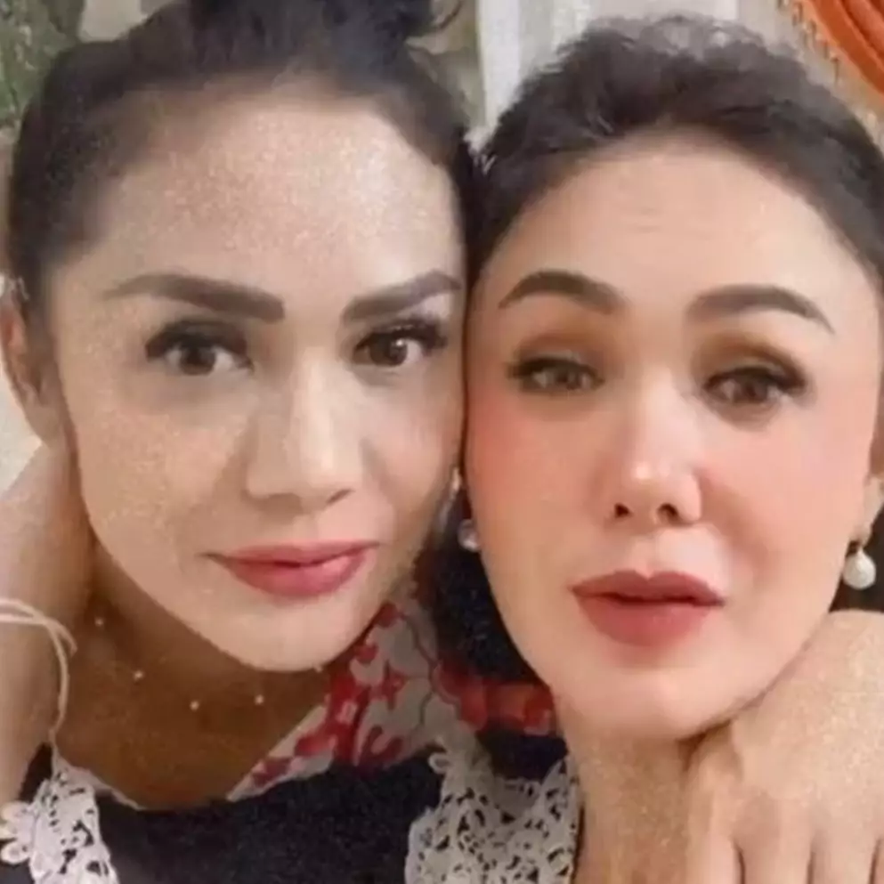 Menu buka puasa pertama 10 seleb, Yuni Shara makan besar