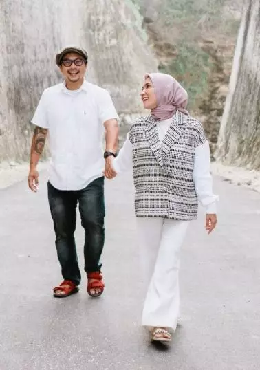 Potret mesra Enno Lerian dan suami © Instagram/@ennolerian_