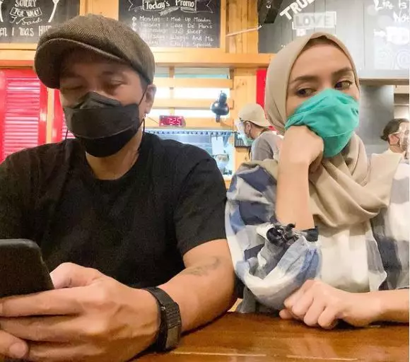 Potret mesra Enno Lerian dan suami © Instagram/@ennolerian_