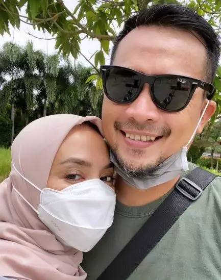 Potret mesra Enno Lerian dan suami © Instagram/@ennolerian_