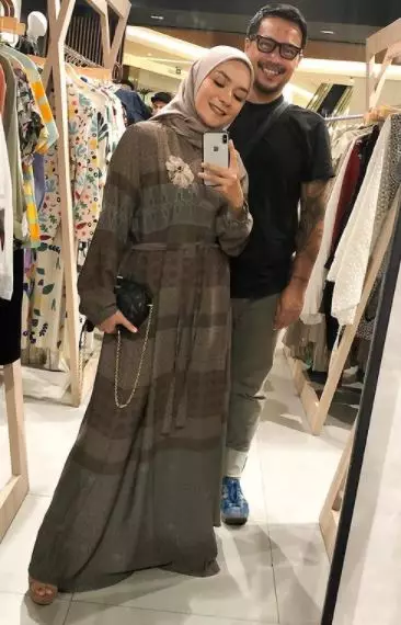 Potret mesra Enno Lerian dan suami © Instagram/@ennolerian_