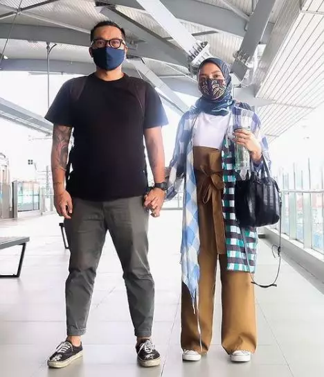 Potret mesra Enno Lerian dan suami © Instagram/@ennolerian_