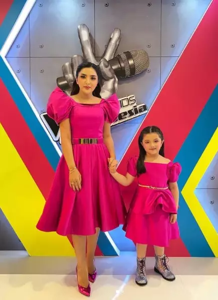 Gaya Arsy kembaran baju dengan Ashanty Instagram/@ashanty_ash