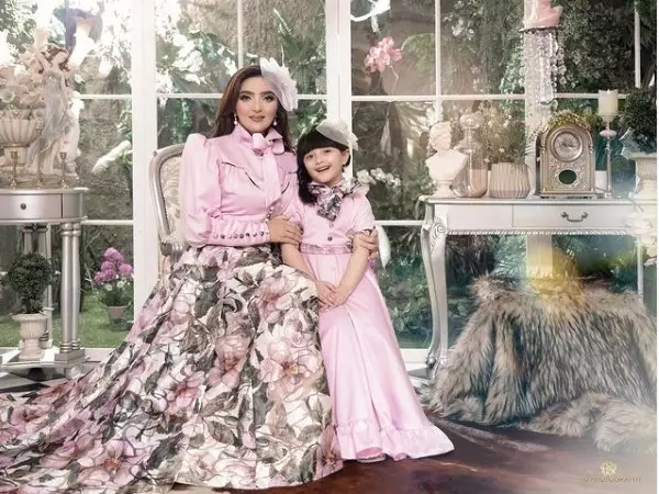 Gaya Arsy kembaran baju dengan Ashanty Instagram/@ashanty_ash