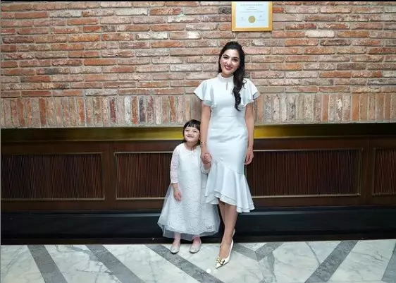 Gaya Arsy kembaran baju dengan Ashanty Instagram/@ashanty_ash