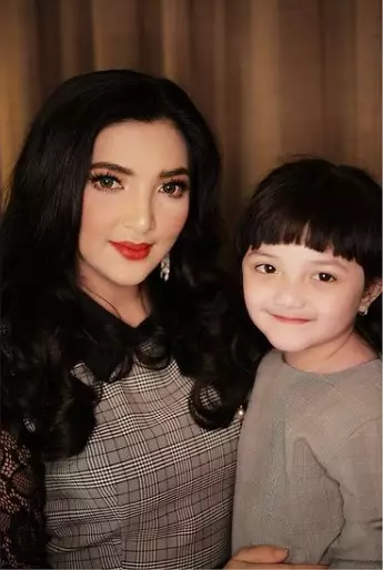 Gaya Arsy kembaran baju dengan Ashanty Instagram/@ashanty_ash