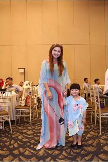 Gaya Arsy kembaran baju dengan Ashanty Instagram/@ashanty_ash