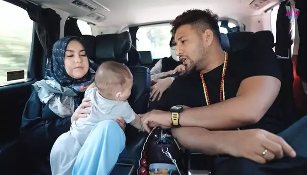 ammar zoni dan irish bella ziarah makam anak kembar Berbagai sumber