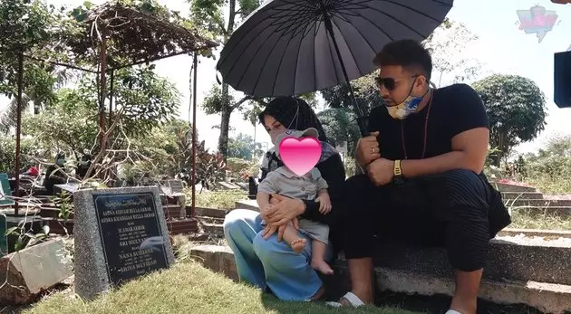 ammar zoni dan irish bella ziarah makam anak kembar Berbagai sumber