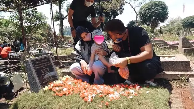 ammar zoni dan irish bella ziarah makam anak kembar Berbagai sumber