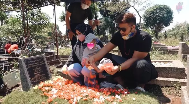 ammar zoni dan irish bella ziarah makam anak kembar Berbagai sumber